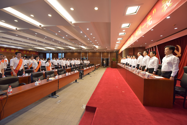 全場起立,奏唱國歌。 祝益軍 攝.jpg 全場起立,奏唱國歌。 祝益軍 攝.jpg