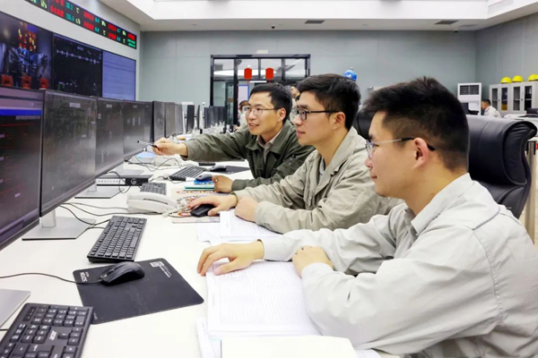 5x-浙能樂(lè)清發(fā)電公司技術(shù)人員緊盯5號(hào)機(jī)組操作界面，高效執(zhí)行指令，為機(jī)組安全運(yùn)行保駕護(hù)航。陳清瑜 攝.jpg