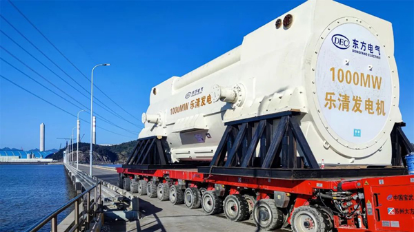 3x-浙能樂(lè)清發(fā)電廠 5號(hào)機(jī)組重達(dá)409噸發(fā)電機(jī)定子從碼頭運(yùn)輸施工現(xiàn)場(chǎng)場(chǎng)景。張立忠  攝.jpg